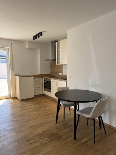 Moderne, vollmöblierte 1,5-Zimmer-Wohnung mit Stellplatz zu vermieten – ab sofort verfügbar – Essbereich