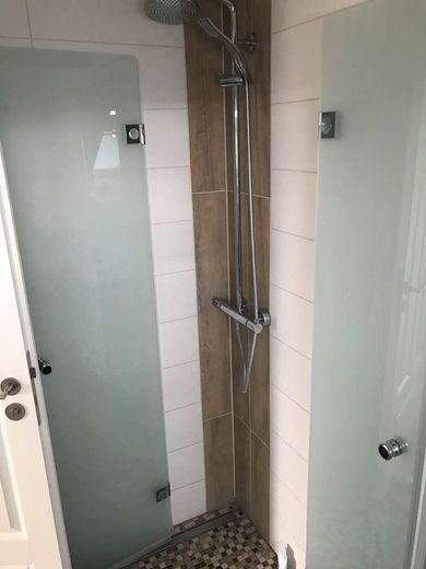 Vermietetes Reihenendhaus | *provisionsfrei* | 800m zur Ostsee | Niendorf/Hohenkirchen – Dusche oben