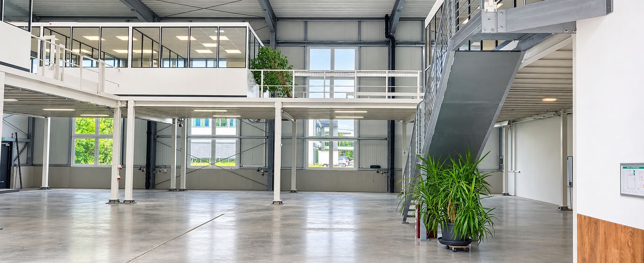 Eigenständige, hochwertige Gewerbeeinheit mit Halle, Büros & Galerie – direkt an der B12 – 3 Halle Ansicht vom Tor