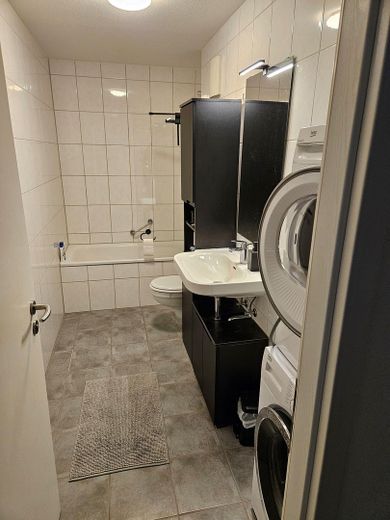 Schöne, ruhige und helle 3-Zimmerwohnung gegenüber Skyline Plaza – Badezimmer