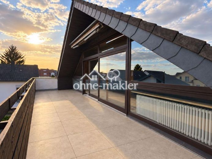 Dachgeschoss mit Charakter: 3 Zimmer, Fischgrätparkett, 26 m² Südterrasse, frei ab 01.11. – Foto 1