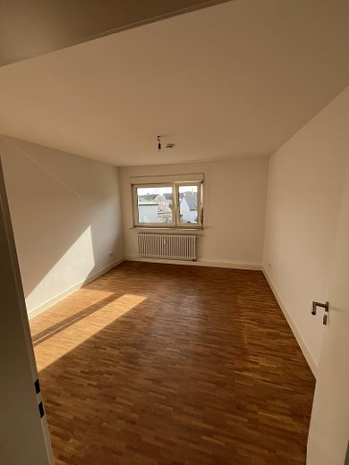 Modernisierte, helle 2-Zimmer-Wohnung mit Wohnküche – Schlafzimmer