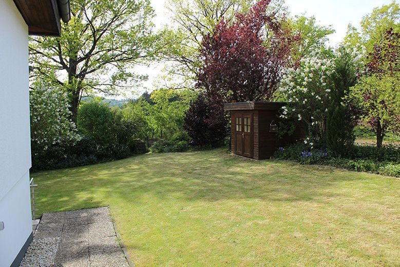 Zweifamilien-Wohnhaus in der Kleinstadt Leun im Lahn-Dill-Kreis. Der Kaufpreis ist verhandelbar. – Blick in den Garten