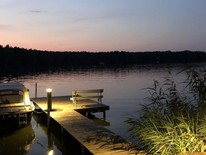 gepflegte Villa mit eig. Seezugang, Steg, Gästehaus, Sauna, Designmobiliar nahe Berlin – Der eigene Steg