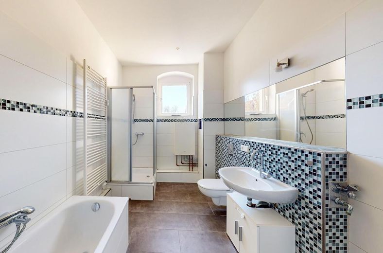 Bezugsfrei ab sofort: Provisionsfreie Eigentumswohnung im gepflegten Altbau – Badezimmer