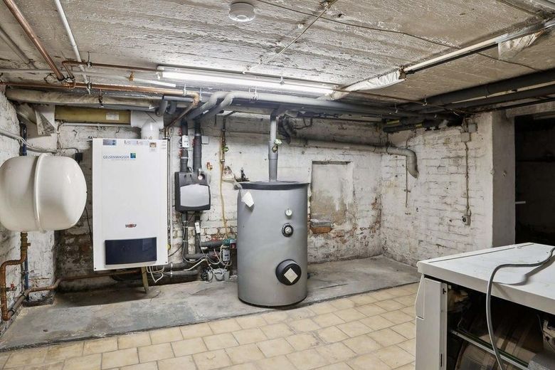 Komplett vermietetes Mehrfamilienhaus mit Gewerbe, 7 Garagen und Garten – Heizung Brennwert Keller
