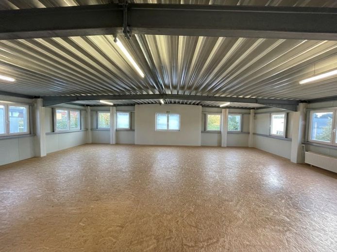 520 m² Gewerbeeinheit: Büro (160 m²), Produktion (200 m²), erweiterbares Lager (160 m²) – Lagerfläche 1. OG, von KI leer