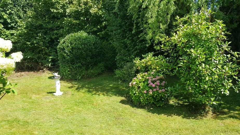 Traumwohnung m. Garten in bester Wohnlage Ende Sackgasse mit Blick in die Alpen mit PV Anlage – Garten