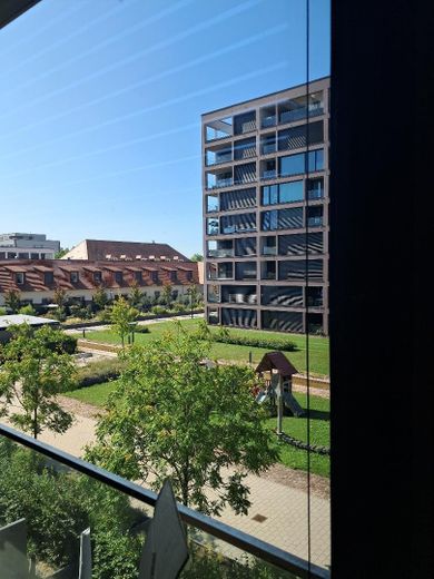 Appartement exclusif de 3 pièces, climatisation au plafond, chauffage au sol dans un parc avec jeux d’eau, 2 salles de bains – Ausblick rechts