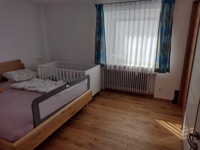 Familienfreundlicher Bungalow mit modernisiertem Wohnbereich und viel Platz im Untergeschoss – Schlafzimmer