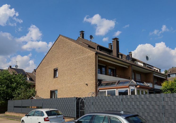 Casa adosada familiar en esquina con jardín de invierno y zona de estar independiente – Reihenendhaus