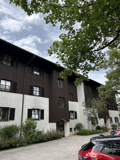 Für Kapitalanleger | Vermietete helle 2,5-Zimmer Wohnung mit Balkon und Potential – Außenansicht Wohnanlage