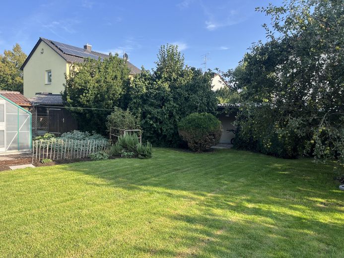Zweifamilienhaus auf 819 qm Traumgrundstück – Garten