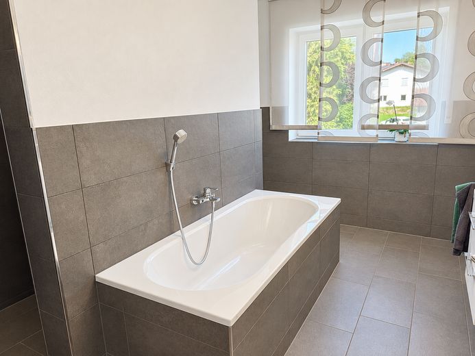 Moderne Doppelhaushälfte in Postau – 137 m² mit Garten, Terrasse & Garage – Foto 19