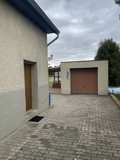 Hausansicht Seite mit Garage