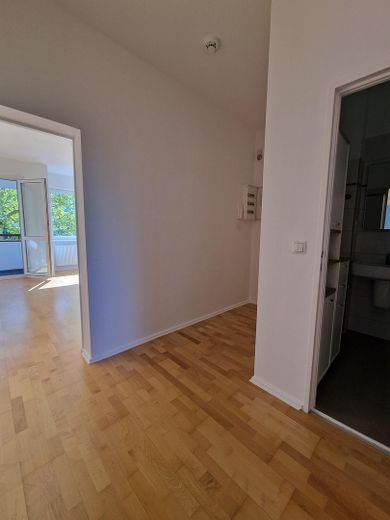 Sehr helle 2-Zi.-Whg., saniert, mit EBK, 4.OG mit Aufzug, Kudamm-Nähe – Vom Gang ins Wohnzi. blickend