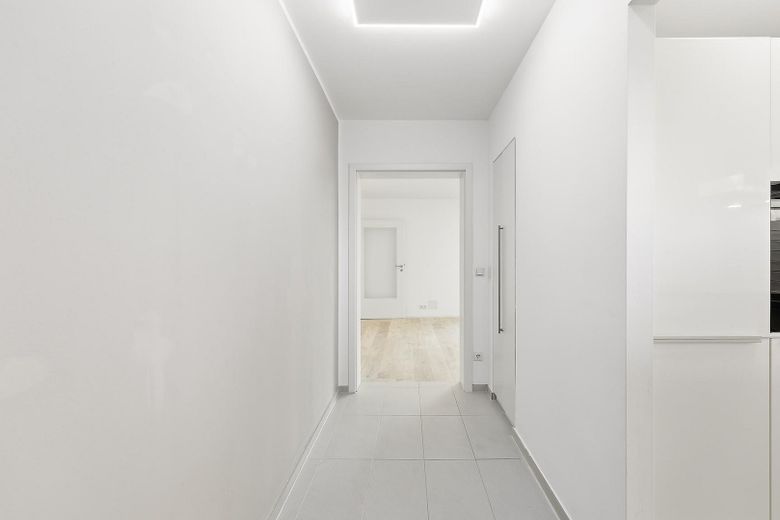 Luminoso appartamento di 2,5 locali con ampio balcone esposto a sud-ovest e cucina componibile – Flur