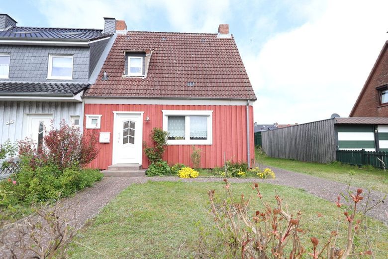 Holzhaus mit Geschichte und viel Potenzial in ruhiger Wohnlage von Bordesholm – Frontansicht