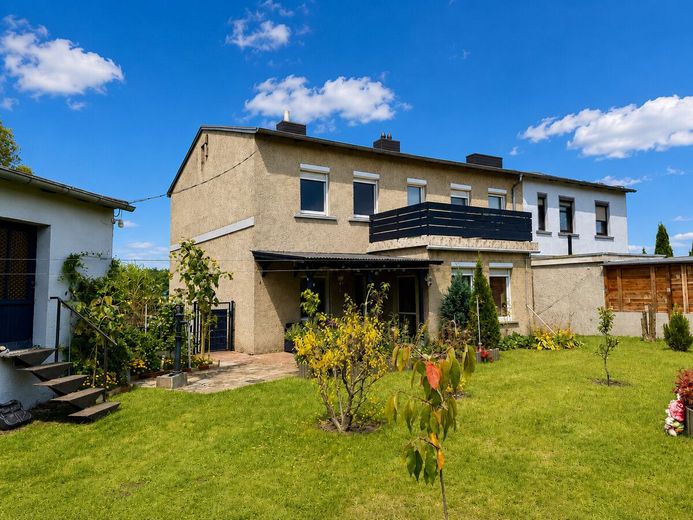 HORN IMMOBILIEN ++ liebevoll renoviertes Ein- oder Zweifamilienhaus in Torgelow mit großem Grundstück – Hausansicht Hofseite