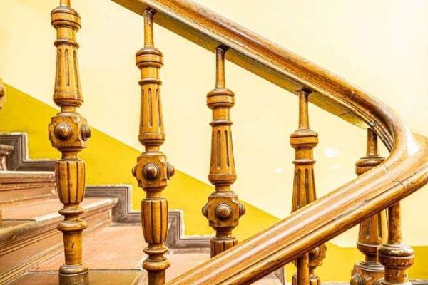 पॉल-लिन्के-उफर पर किराए पर दी गई 5-कमरों वाली पुरानी इमारत का अपार्टमेंट, 2 बालकनियों के साथ