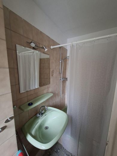 1-room apartment with elevator in the building, central & quiet – Dusche