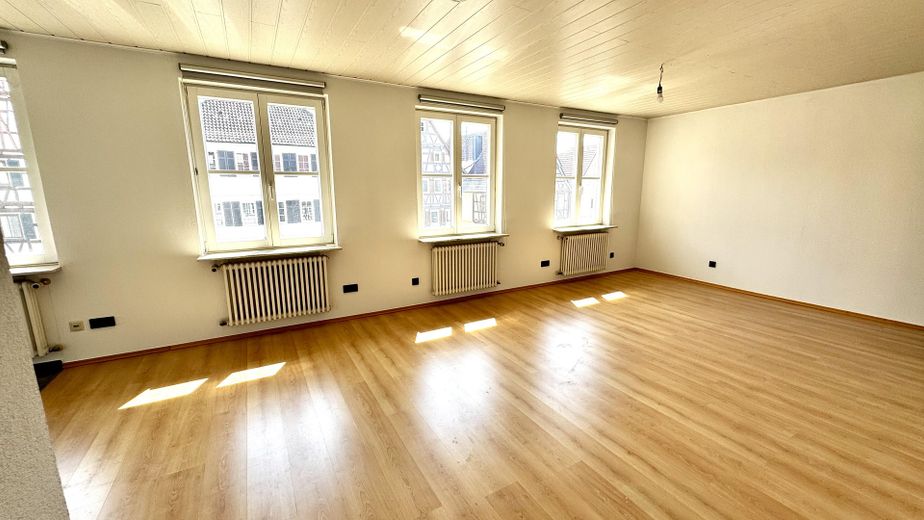 Erstbezug nach Sanierung | Helle 3,5-Zimmer-Wohnung in bester Innenstadtlage – Wohn-/ Küchenbereich