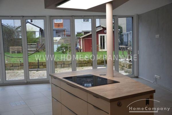 Casa di testa a schiera con cucina componibile di alta qualità. Casa ristrutturata con 3 terrazze o balconi; giardino a uso condiviso.