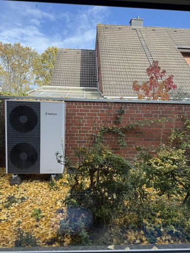 Zadbany dom jednorodzinny w stylu dziedzińca ogrodowego, zapewniający dużą prywatność – zmodernizowany i gotowy do zamieszkania – Wärmepumpe