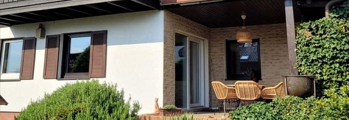 Modernisiertes Familienhaus mit Einliegeroption, PV, Fußbodenheizung und Energieeffizienzklasse B – Haus_Front