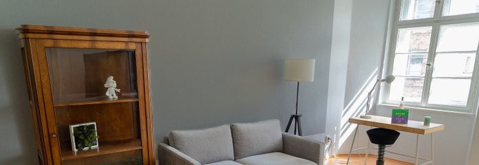 Elegante apartamento amueblado de 2 habitaciones con vistas al verde desde la logia – Wohnzimmer