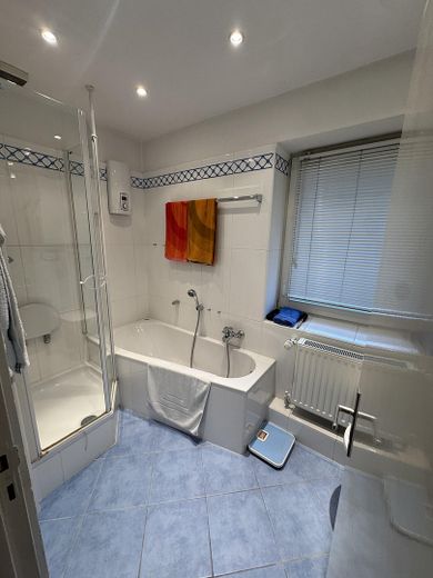 Familienfreundliches Reihenhaus mit Garten in begehrter Wohnlage von Hamburg-Iserbrook – Badezimmer 1.OG