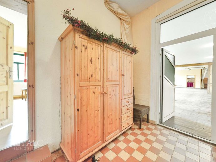 Gasthaus Düppel - Vielseitige Immobilie mit Appartments, Wohnungen und Panoramablick – Flur Saal