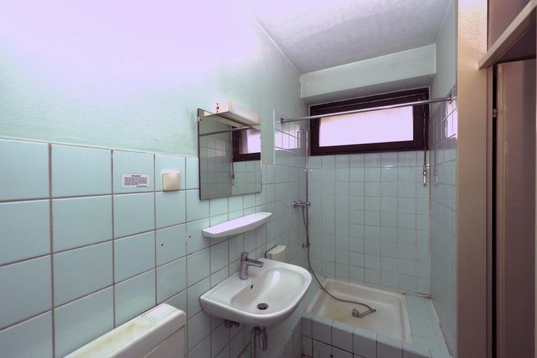 1-Zimmer-Wohnung mit Küche, Bad und Balkon ins Grüne in der Kaiserallee – Bad mit Fenster & Dusche