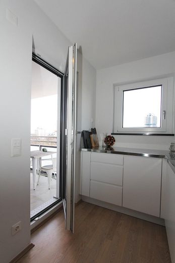 Luxus über den Dächern von München: stylisch möblierte 2-Zi-Whg. – Balkon