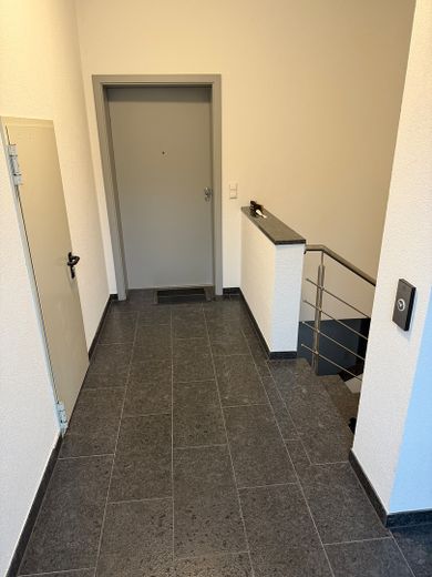 Attico di 4 locali di prima qualità con terrazza sul tetto e garage + posto auto – senza commissioni – Treppenhaus - Wohnungseingang