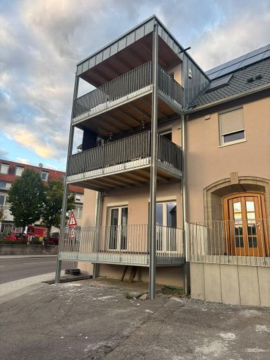 شقة جديدة مُجددة بالكامل من 4 غرف بمساحة 111م2 مع شرفة كبيرة – Balkon