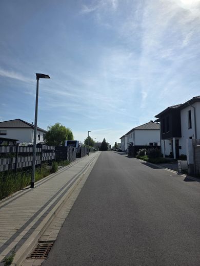 Biederitz'de bahçeli, ısı pompalı ve iki araç park yerli yeni değerinde ikiz ev – Straßenansicht