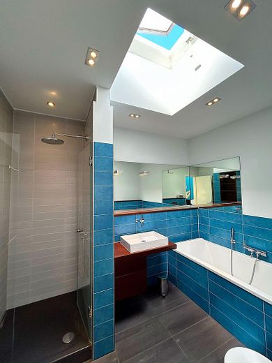 Penthouse exclusif dans le quartier belge – Un logement meublé avec style, calme et lumière – Hauptbad