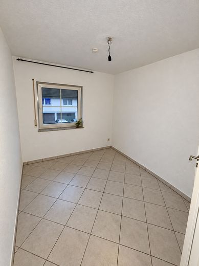 Appartement en copropriété de 3 pièces bien entretenu avec cuisine équipée et place de stationnement à Büdingen-Rinderbügen – Photo 4