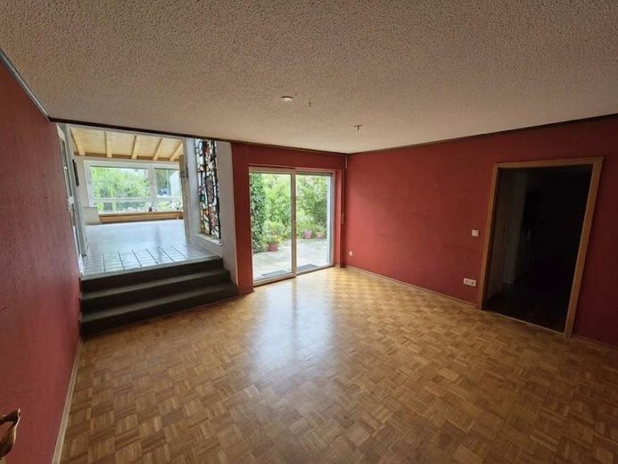 Amplia casa adosada en esquina con vivienda independiente, jardín, chimenea y sauna – Esszimmer