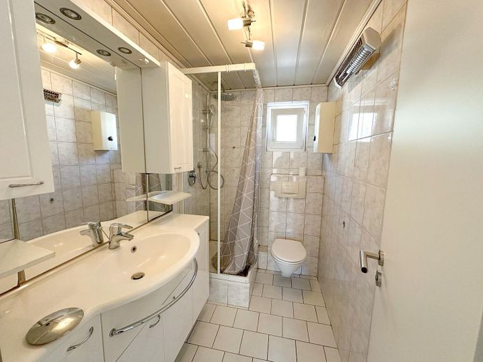 Bel appartement de 3 pièces au rez-de-chaussée avec cuisine équipée, cave et place de parking à KÜN-Nagelsberg – Bad