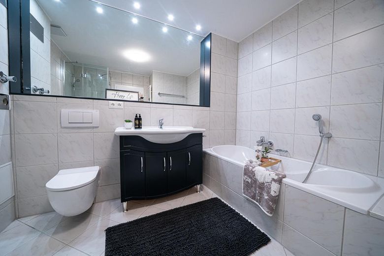 BAD MIT DUSCHE UND BADEWANNE