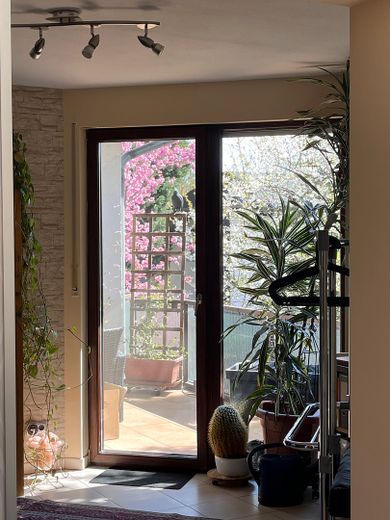 1+1=1 * Großzügige, familientaugliche ETW in ruhiger und dennoch zentraler Lage * in Niedernhausen – Blick auf den kleinen Balkon