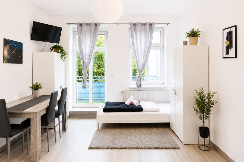Vollmöblierte Wohnung mit Balkon / Glasfaser Internet - Uninah / Stadtnah / Nahe Autobahn – Wohnzimmer Version 2