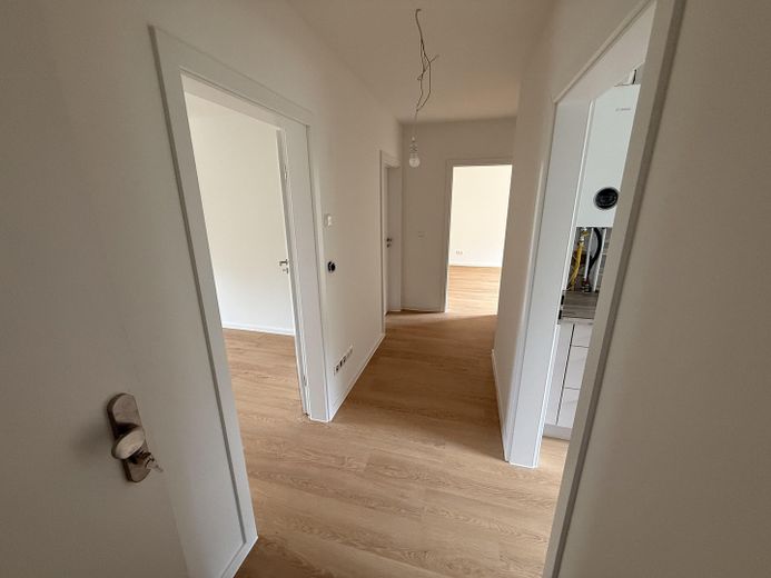 Kernsanierte 3-Zimmer Wohnung im 1. OG mit großem Balkon, Fußbodenheizung und Stellplatz – फोटो 1
