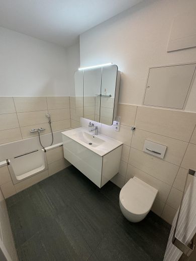 La alternativa inteligente a una casa: maravilla espacial de 148 m² renovada con vistas al lago (posible uso comercial) – ¡SIN COMISIÓN!!! – Bad EG mit Badewanne