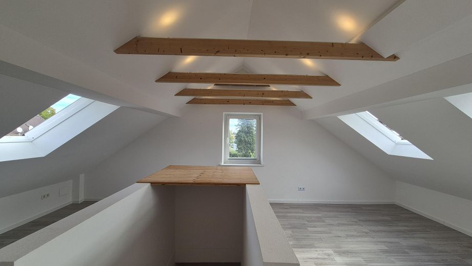 Casa a schiera di testa affascinante e modernizzata in posizione tranquilla alla periferia della città – Dachgeschoss