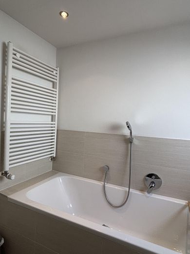 Ruhig wohnen in Feldrandlage: Doppelhaushälfte 5 Zi, 140 qm, Garage – Großzügige Badewanne