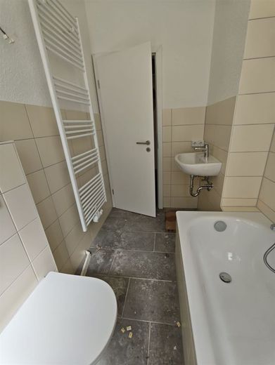 *Neusanierte und großzügige 2-Zimmer mit Laminat und Wannenbad in schöner Lage* – PHOTO-2026-06-26-09-29-36_3