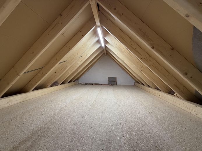 Oberwohnung mit Sommerlichen-Hitzeschutz in Harkebrügge zu vermieten, mit Einbauküche ! – Dachboden 